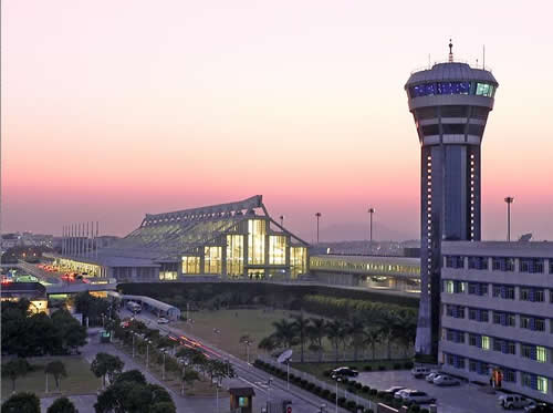 学校领导在厦门国际航空港走访毕业生 - 广西商