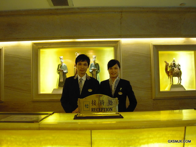 在银丰假日酒店负责前台接待的学生