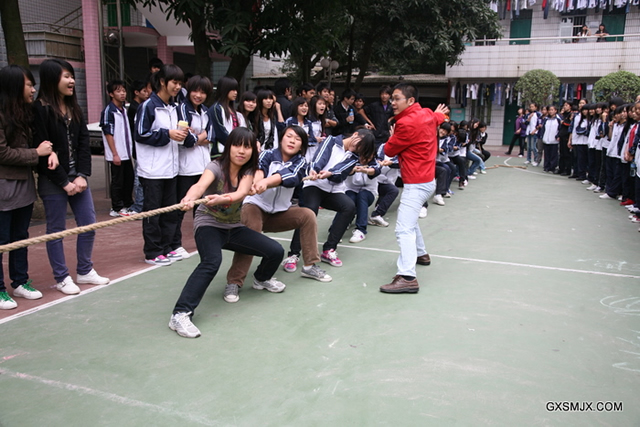 何昌武老师在指挥同学们拔河