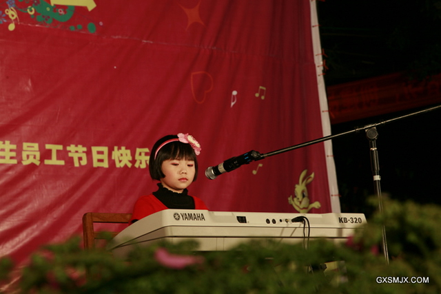 电子琴独奏：《平安夜》、《蓝猫淘气三千问》-韦雨妍