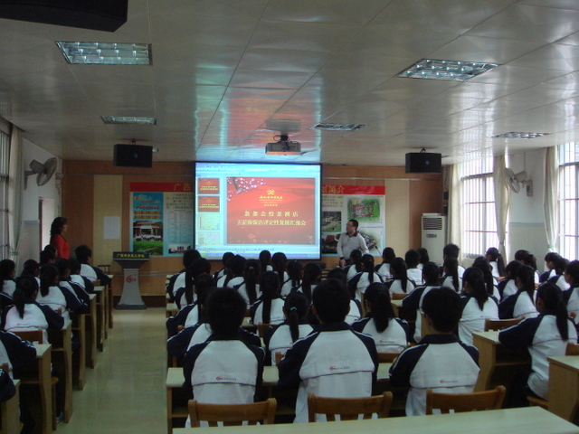 毛经理为同学们介绍新都会怡景酒店