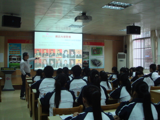 毛经理为同学们介绍新都会怡景酒店