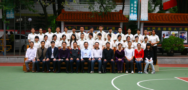 毛经理和学校部分领导与2010级“怡景酒店班”班主任及全体学生合影留念.