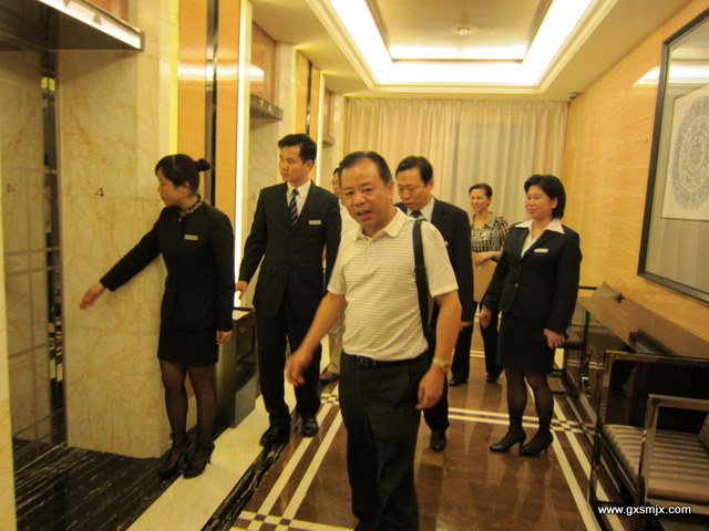 学校领导在酒店参观
