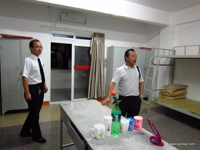 酒店后勤主管陪同黄校长参观实习生宿舍