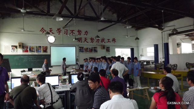 一体化教学观摩现场（汽车维修，学生操作中）