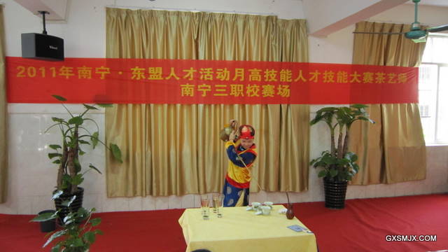 我校选手陈梦娇在自创项目比赛中进行长嘴壶茶艺展示