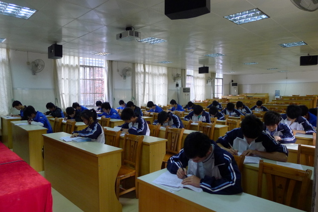 同学们参加公司的笔试