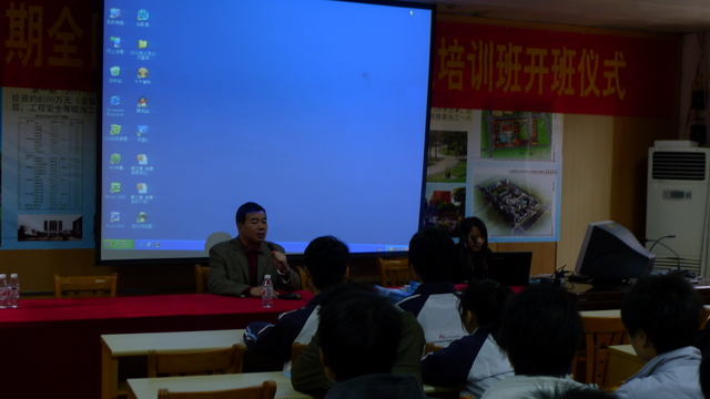 广联通信徐锐总经理给同学介绍企业基本情况