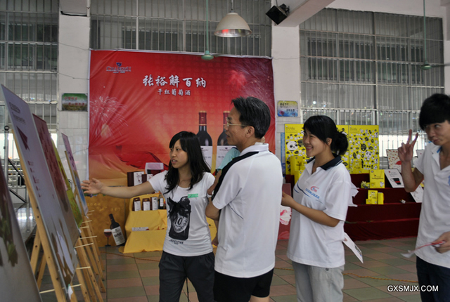 学生作者正在给何佳林副校长汇报创作的心得