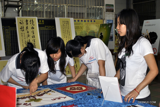 女同学正在交流学习创作的体会和收获