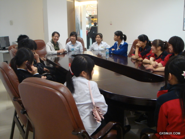 梁科长与在岁宝百货实习的学生亲切交谈