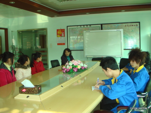 梁科长与在天祥公司实习的学生交谈