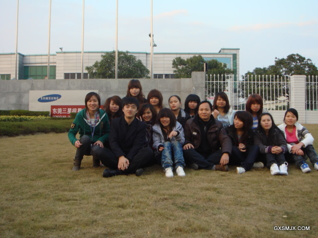 韦老师、赵老师与东莞三星视界有限公司的实习生合影