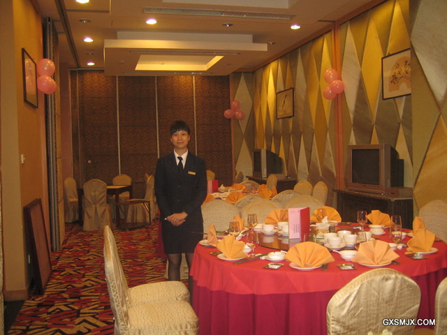 商务英语与文秘071班何蔚娜--新都会怡景酒店中餐部楼面部长