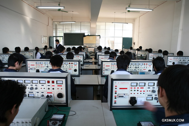 电子类仿真实训室照片1