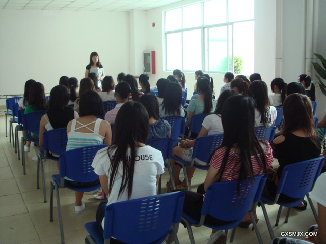 都市丽人实业有限公司的人事部门对我校学生进行岗前培训