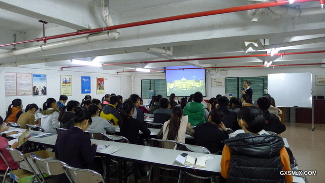 同学们参加酒店培训会
