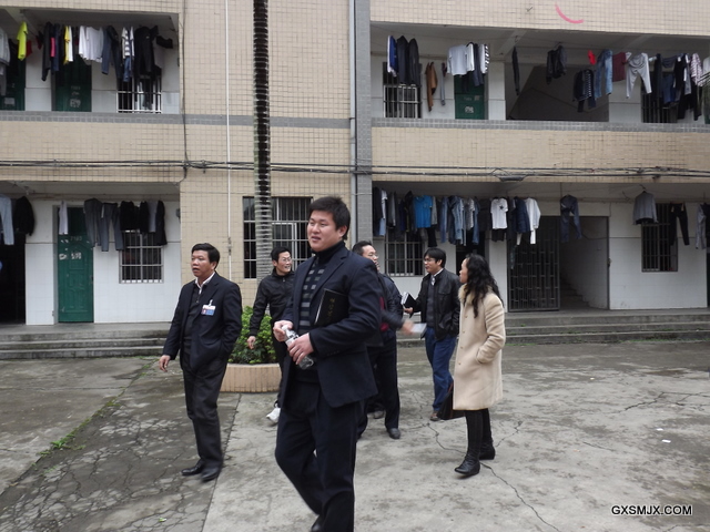 我校领导、老师参观广西交通技师学院男生宿舍