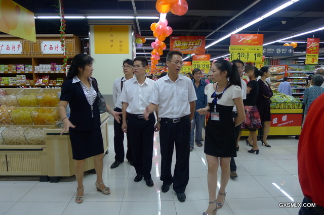 亭江店何经理带领何副校长一行参观店面