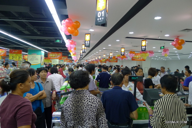 我校学生分布在各个收银岗位上