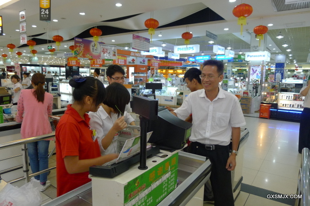 城北店的学生向何副校长讲解收银的技巧