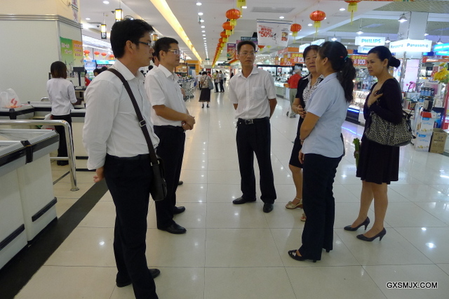 城北店收银部覃主管向何副校长一行反映同学们的工作、生活情况