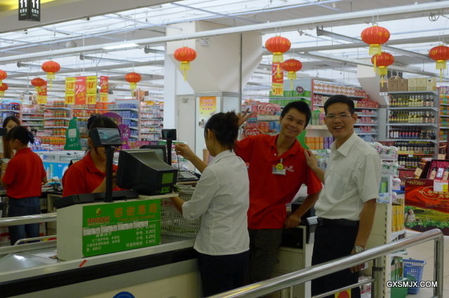 城北店的实习生已基本适应了岗位工作，露出了轻松愉悦的笑容