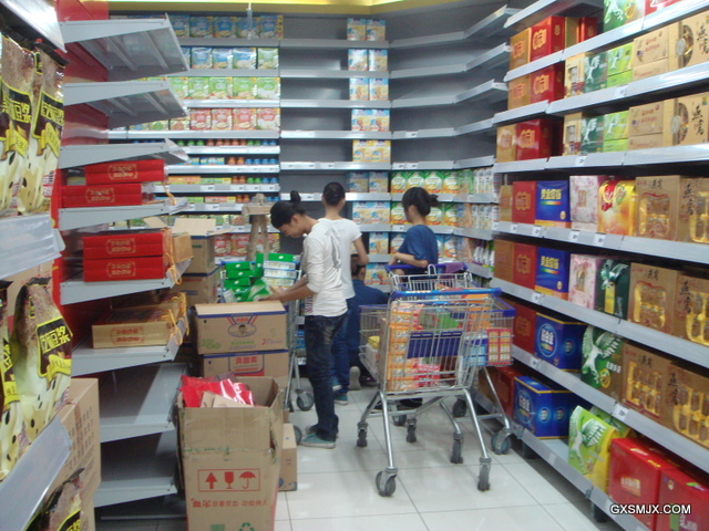 实习生在进行商品上架