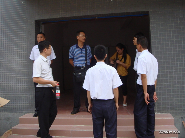 校领导到员工宿舍与电工班学生亲切交谈