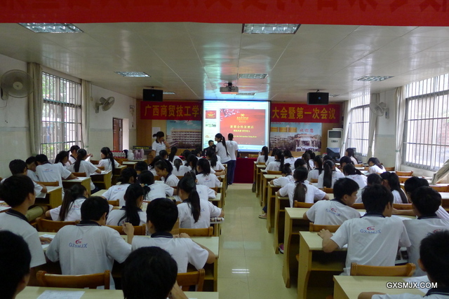 同学们与企业领导交流，了解企业情况