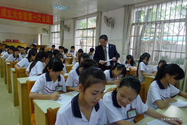 毛经理指导同学们填写求职表