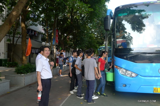 招生就业科岑科长到场组织学生上车