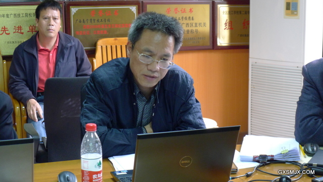 何佳林副校长汇报寒假期间有关工作情况，并对新学期工作提出了建议