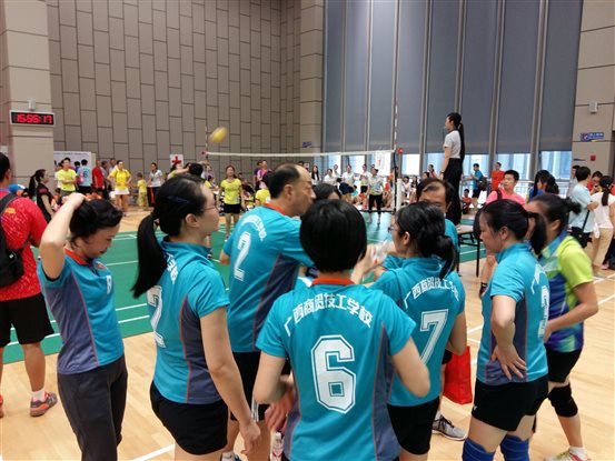 任其江副书记和潘庆四老师，对女队布置战术