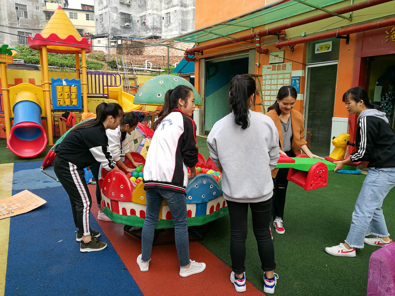 见习生进行幼儿室外活动前的准备.jpg