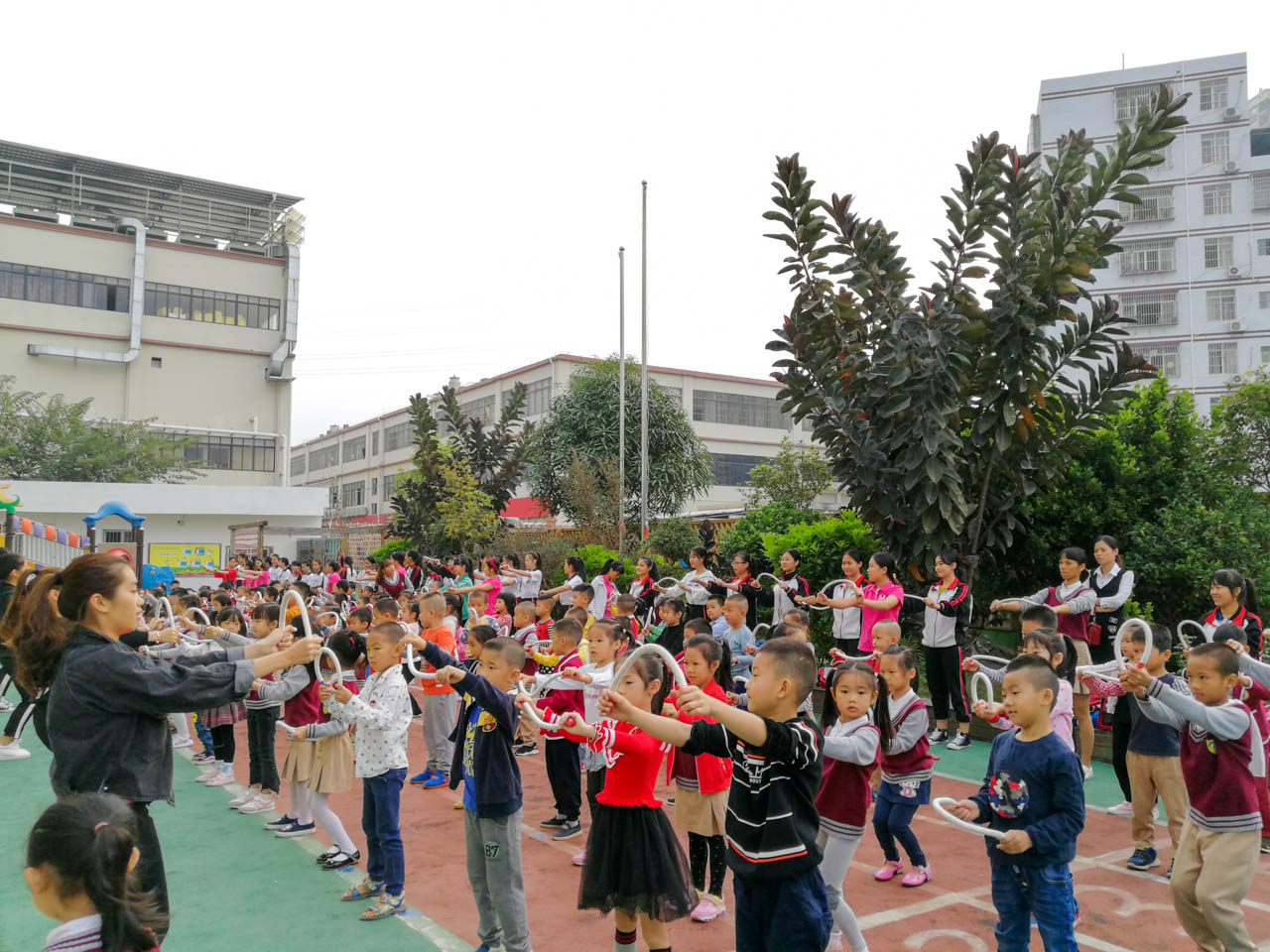 见习生在幼儿园参加幼儿晨间活动.jpg