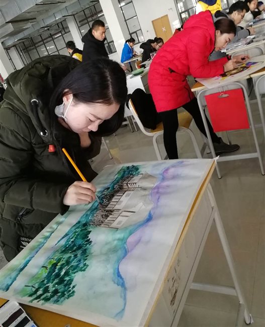 C:UsersAdministratorDesktop学校参加区技工院校啦啦操和书画比赛报道周瑩如老师在比赛中（绘画）.jpg