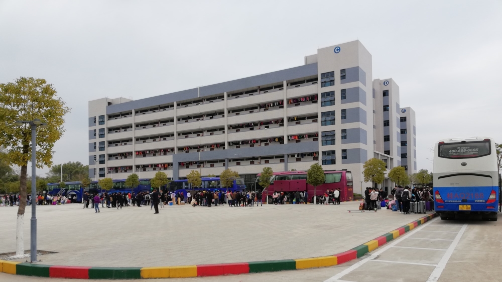 返校车队.jpg