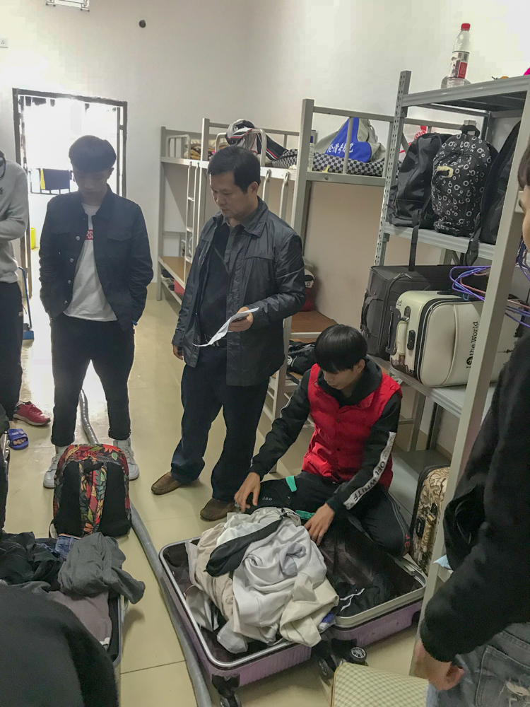 黄建生老师在认真检查.jpg