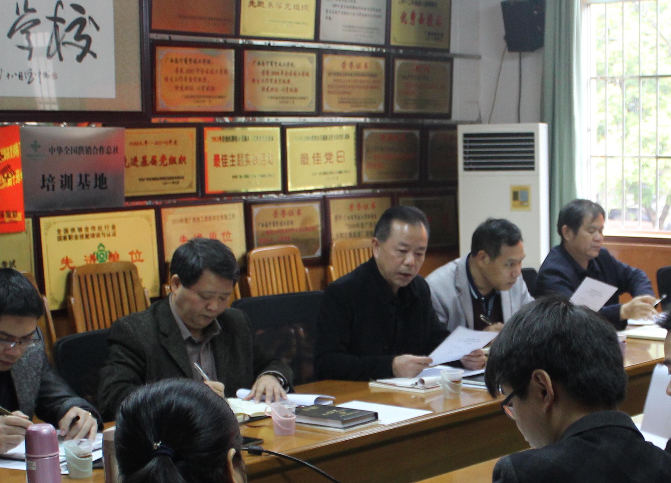 会议由党委书记黄学军主持.JPG