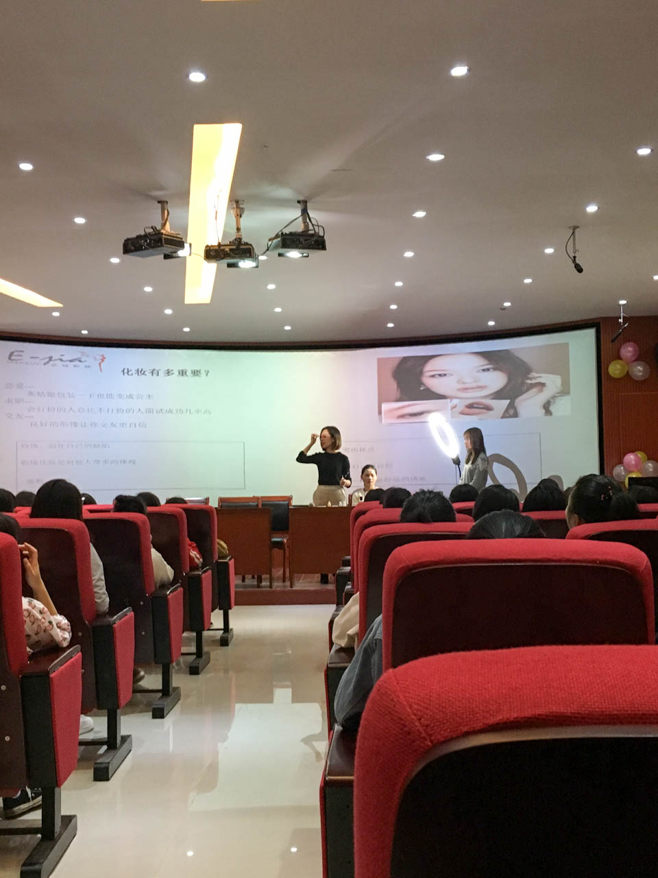 老师在进行化妆现场教学.jpg