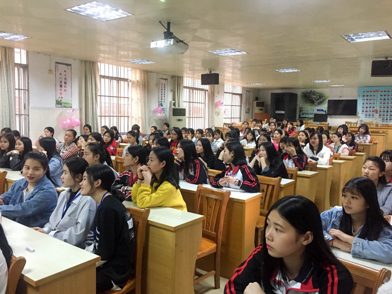 同学们认真听课.jpg