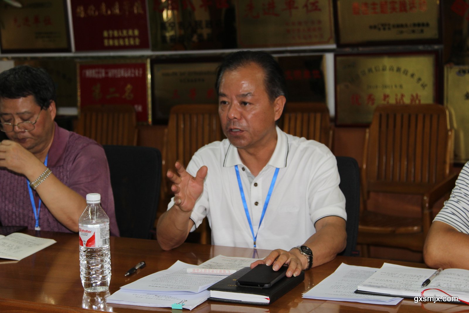 2党委书记黄学军同志主持会议.JPG