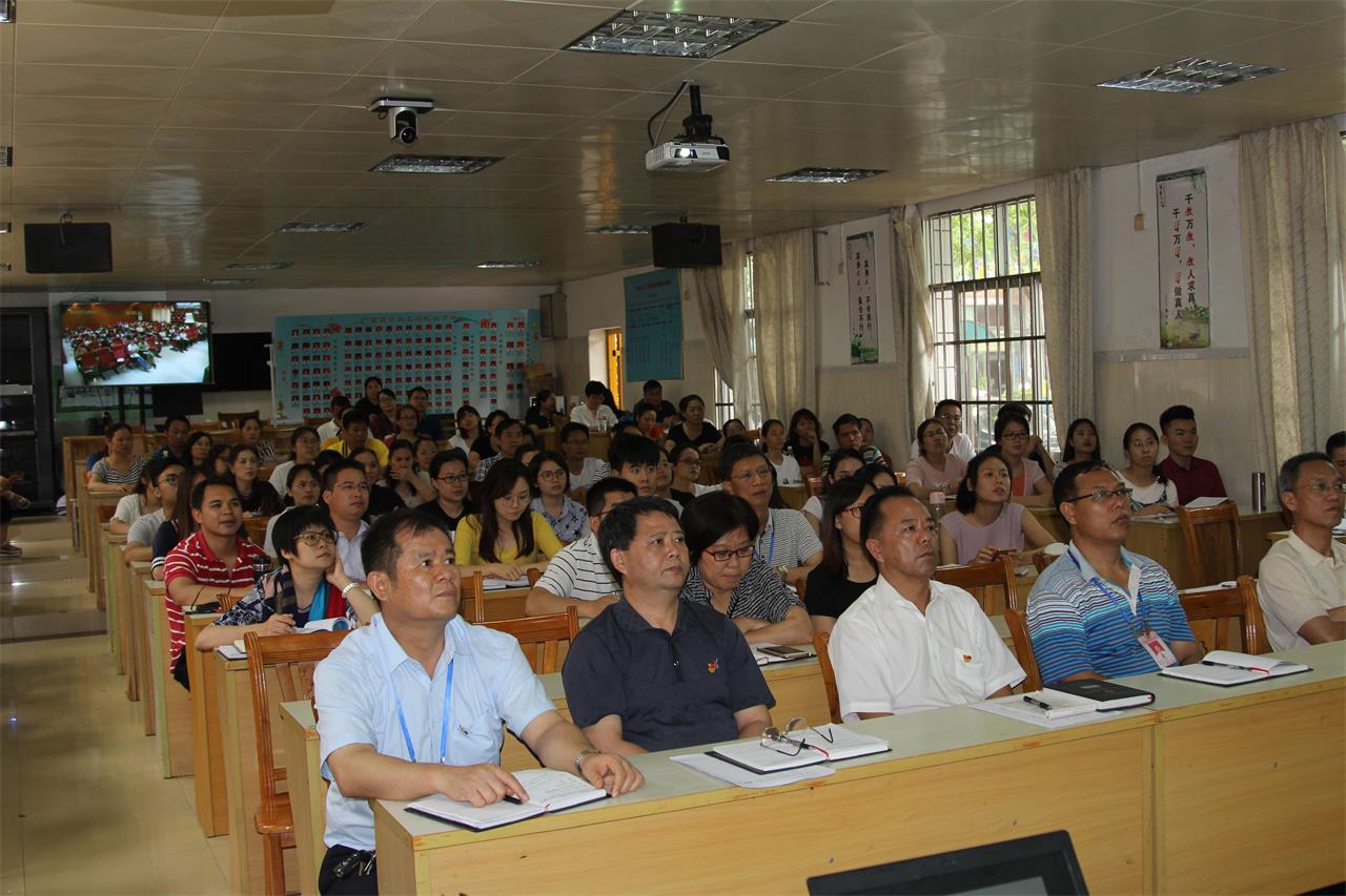 学校组织全体教职工观看《广西三起县级扶贫办