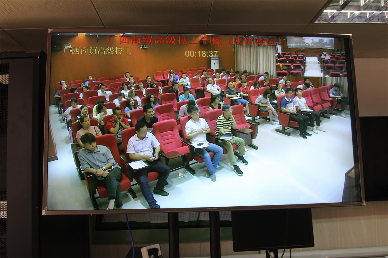 3明阳校区的教职工通过视频会议系统同步观看警示录教育片.JPG