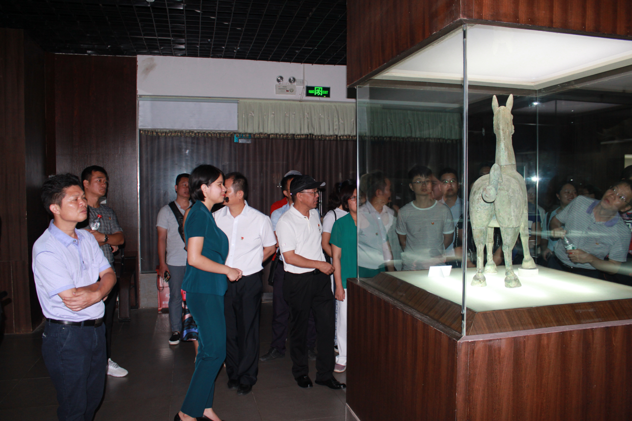 2党员们参观汉代博物馆文物.jpg