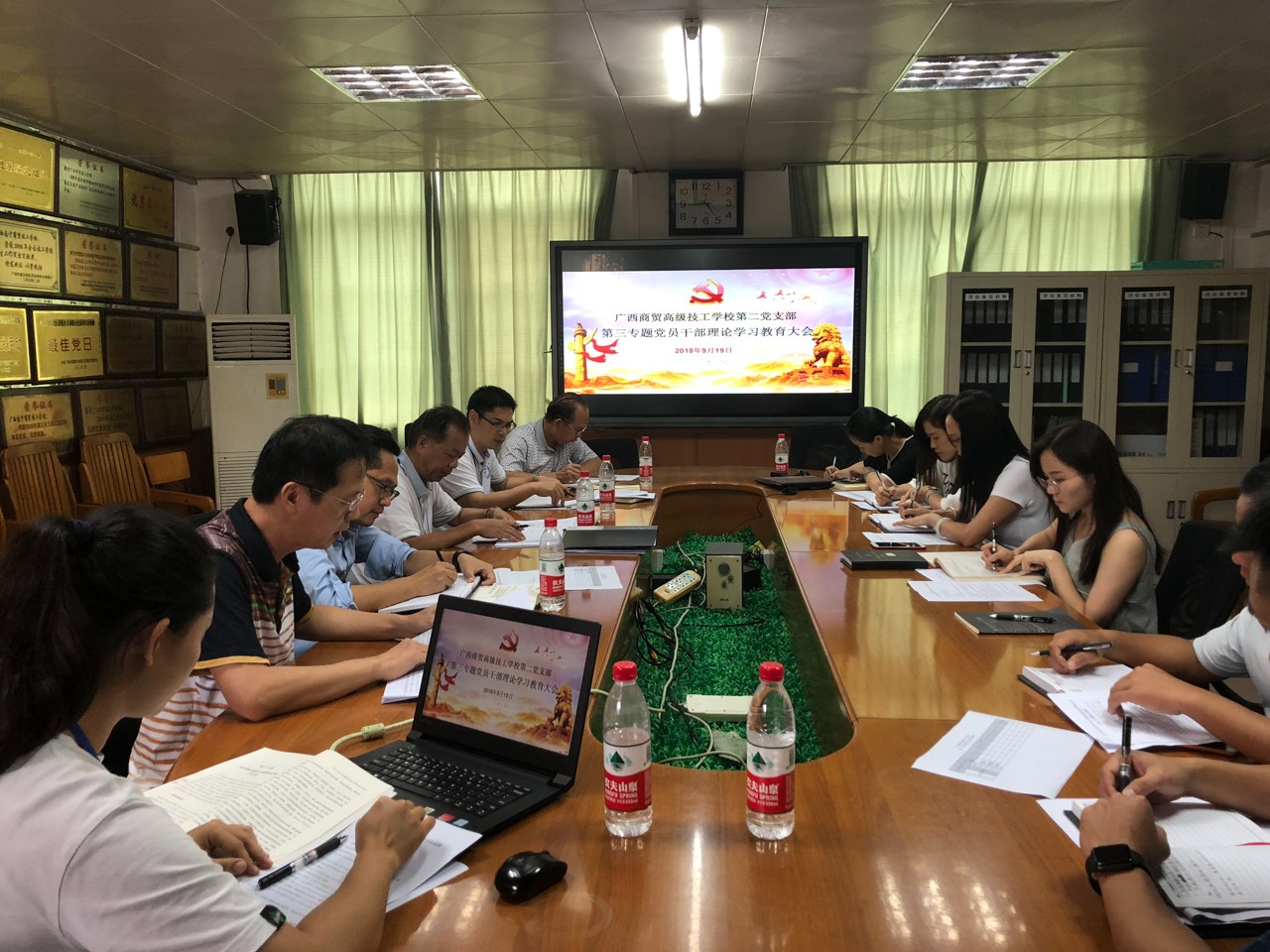 1支部党员集中学习现场.jpg