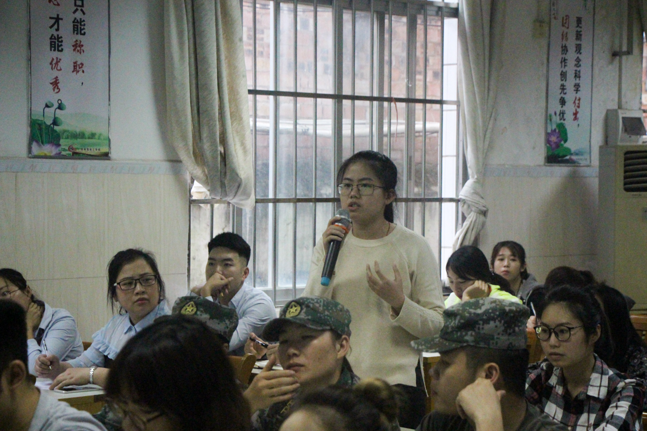 黄炜老师分享带班经历.jpg