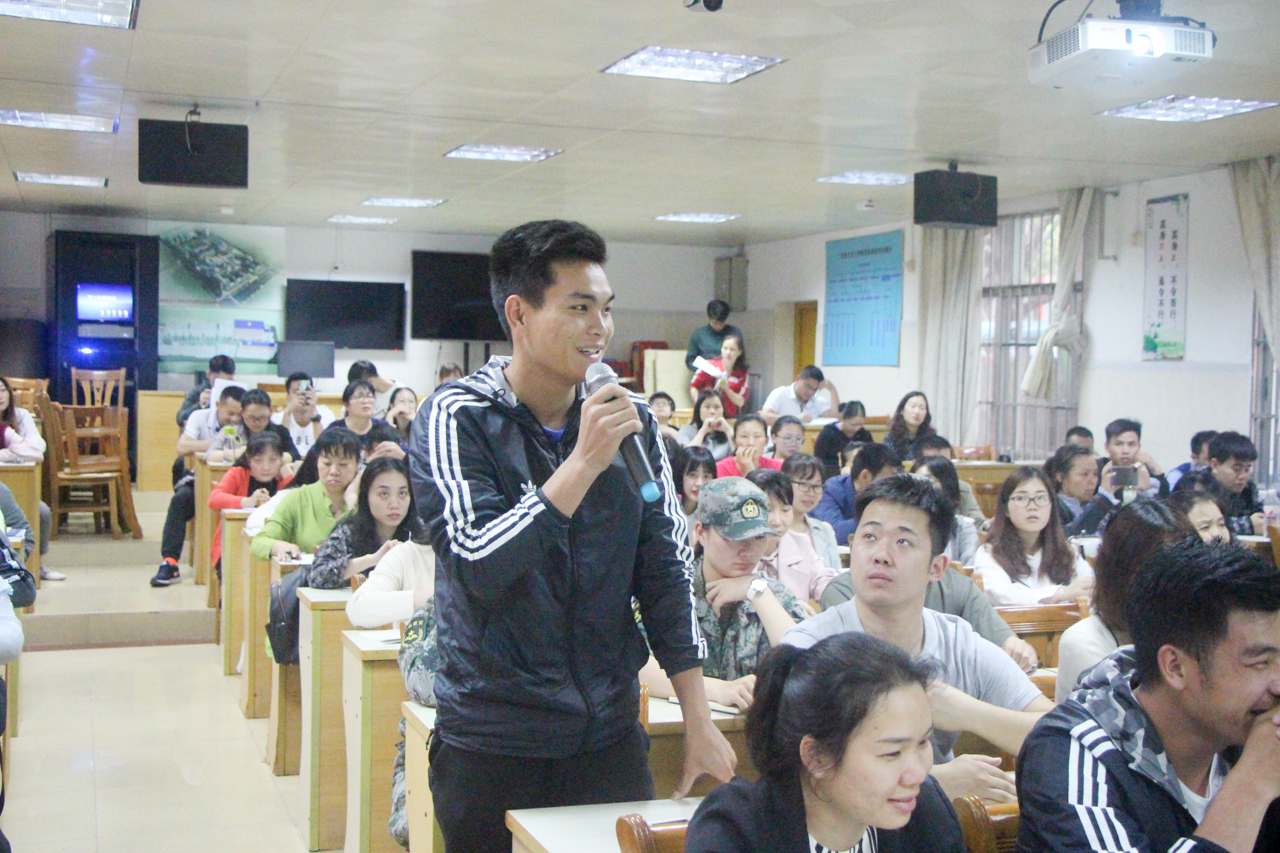 谢荣军老师分享带班经历.jpg